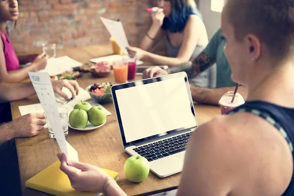 Vrouw met laptop — Stockfoto