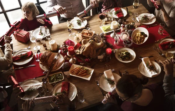 Güzel aile birlikte Noel Kutlamaları — Stok fotoğraf