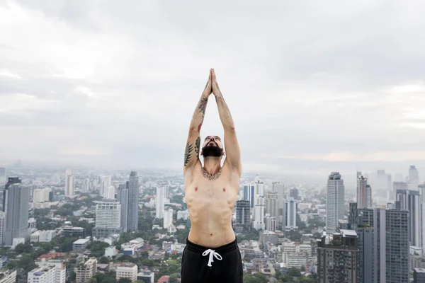 Man utövar yoga — Stockfoto