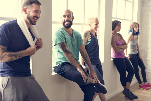 Menschen chillen nach Yoga — Stockfoto