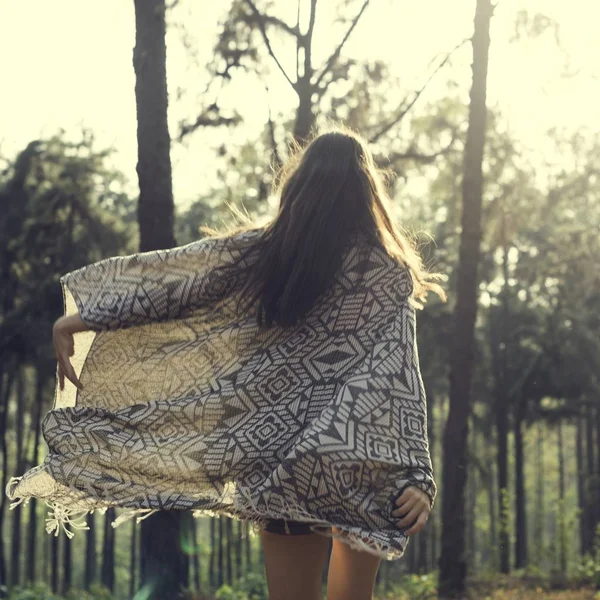Flicka som promenader i naturen — Stockfoto