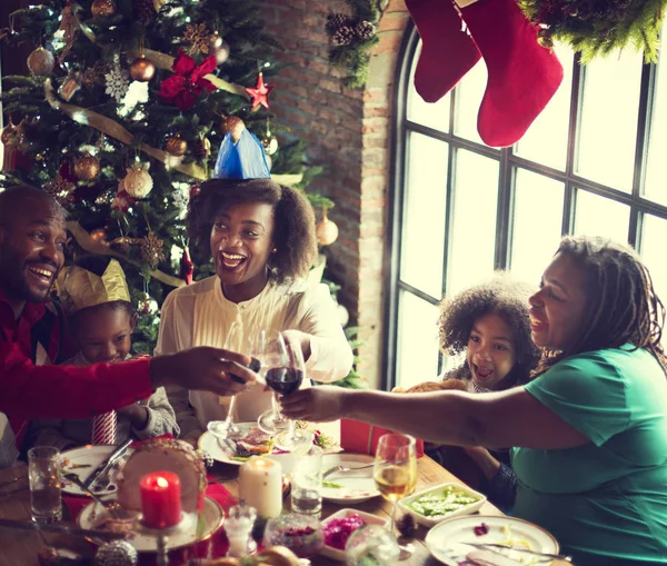 Οικογένεια γιορτάζει την παραμονή των Χριστουγέννων στο σπίτι — Φωτογραφία Αρχείου