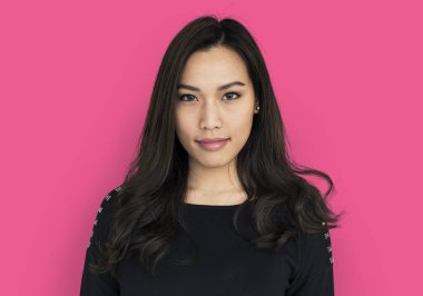 kadın stüdyoda poz 