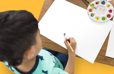 stüdyoda poz çocuk