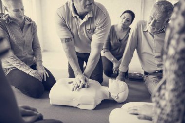 CPR ilk yardım eğitimi öğrenme insanlar 