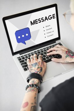 dizüstü bilgisayarda yazarak dövmeler elinde 