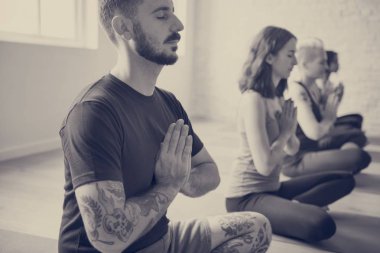 Yoga, meditasyon yapan insanlar 