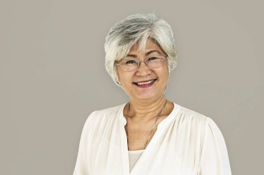 kadın stüdyoda poz 