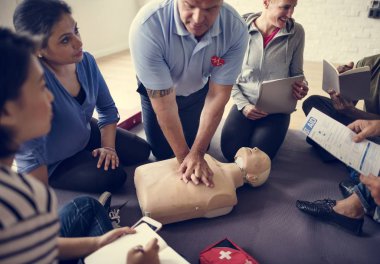 CPR ilk yardım eğitimi öğrenme insanlar 