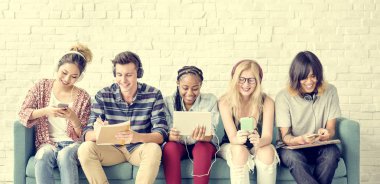 Dijital cihazlar kullanan öğrenciler 