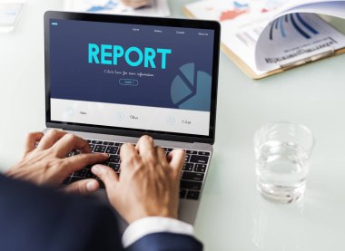 tipik dizüstü klavye üzerinde işadamı