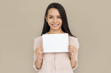 Stüdyoda genç bir kadın 