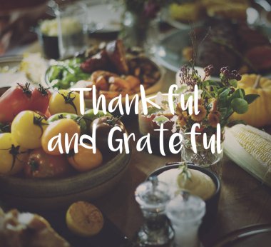 Tablo ile lezzetli yemekler servis