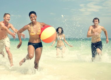 İnsanlar sahilde koşuyor. 