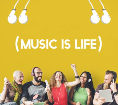 Dijital aygıtlar kullanan insanlar