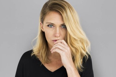 Studio neşeli beyaz kadın