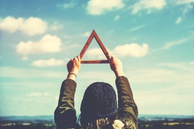 Kadın holding ahşap üçgen