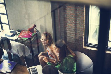 dizüstü bilgisayar kullanan arkadaşlar