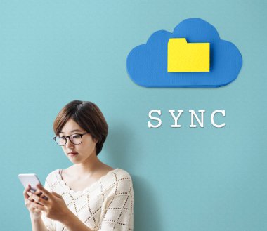 Cep telefonu kullanan Asyalı kadın.