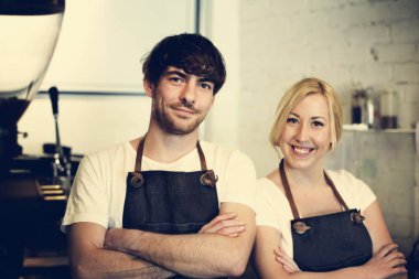 Garson ve kafede çalışan barista
