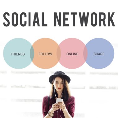 Akıllı telefon kullanan genç bir kadın.