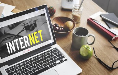 Çalışma Masası üstünde laptop