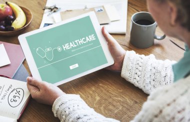 Dijital tablet tutan eller kadın