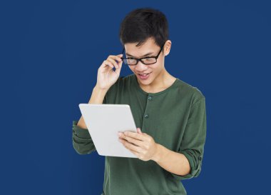 Dijital tablet kullanan adam