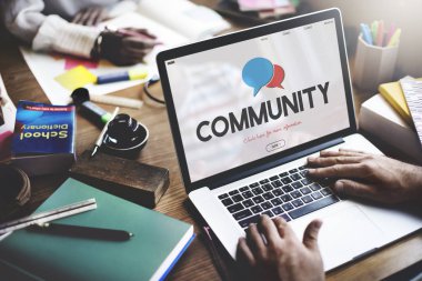 Dizüstü bilgisayarda çalışan iş adamı