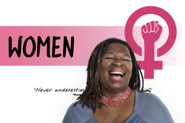 Stüdyoda Afrikalı-Amerikalı kadın