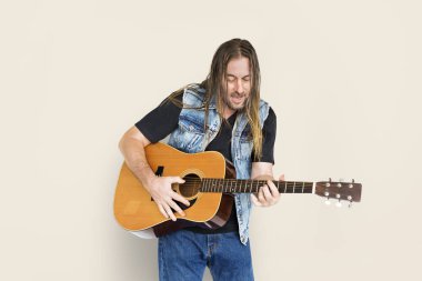  sakallı adam gitar çalmak