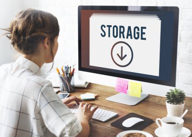 bilgisayar ile çalışan kadın 