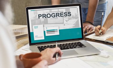 dizüstü bilgisayarda çalışan mimar