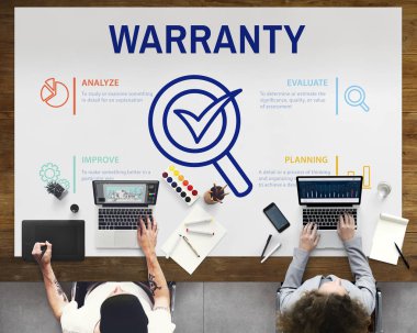 dizüstü bilgisayarlarda çalışan insanlar