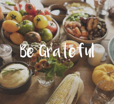 Tablo ile lezzetli yemekler servis