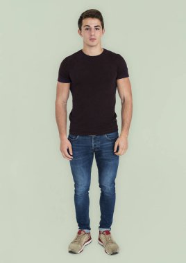 genç yakışıklı adam ayakta