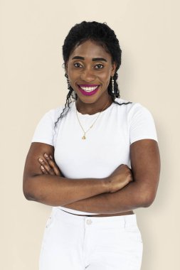 Çapraz kolları olan Afrikalı kadın