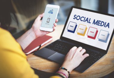 Dizüstü bilgisayar kullanan genç kadın