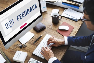 İşadamı bilgisayar kullanarak takım elbiseli  