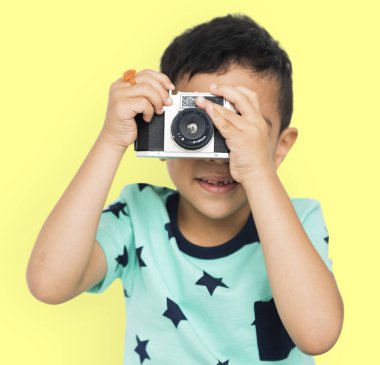 Fotoğraf makinesi ile poz çocuk