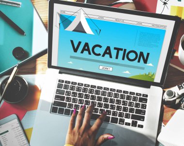 Dizüstü bilgisayarda çalışan kadın