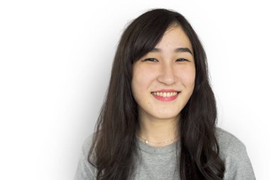 Asyalı kadın stüdyoda poz 