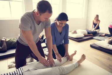 İnsanlar masaj yapmak eğitim