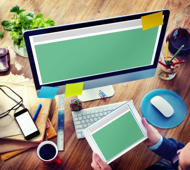 Dijital tablet kullanan adam