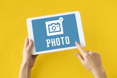 insan elinden tutarak dijital tablet