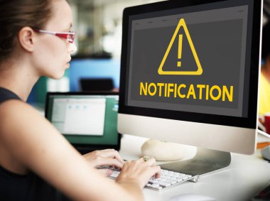 Bilgisayarda çalışan iş kadını