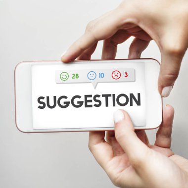 Cep telefonu ellerinde.