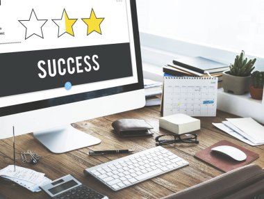 Bilgisayar çalışma masası üzerinde