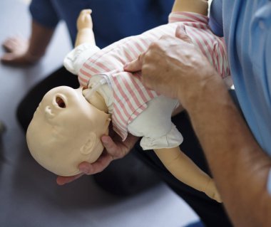 CPR ilk yardım eğitimi öğrenme insanlar 