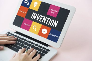 Dizüstü bilgisayarda çalışan kadın